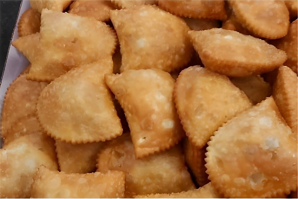 Massa de pastel sequinha é só escolher o recheio e fazer deliciosos pastéis