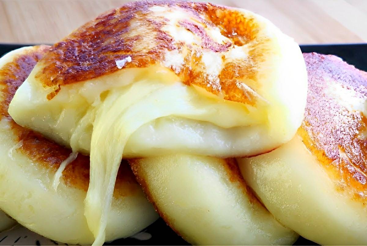 Pão de batata com 4 ingredientes feito na frigideira recheado com queijo uma delícia
