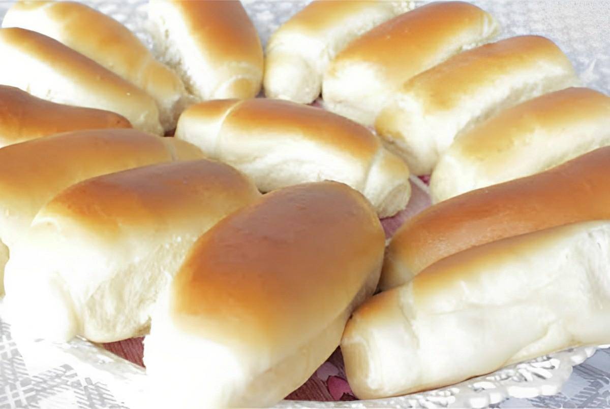 Pãozinho de leite caseiro fica igual às bisnaguinhas vendidas em mercados