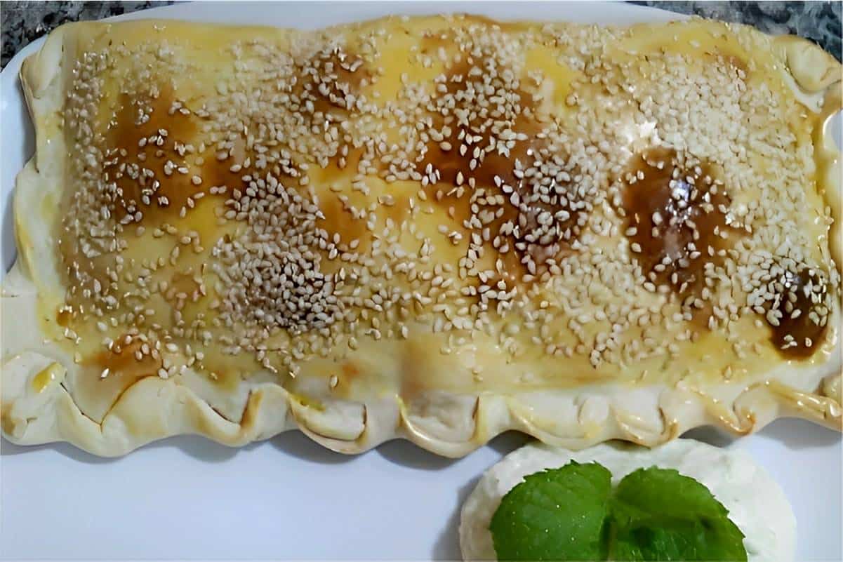 Misture esses 2 ingredientes que você tem no armário e prepare um pastel assado delicioso