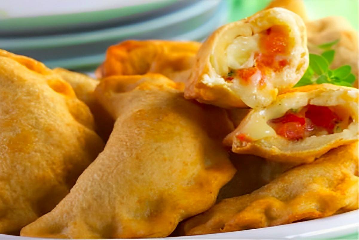 Pastel com massa de mandioca que desmancha na boca uma delícia para toda família
