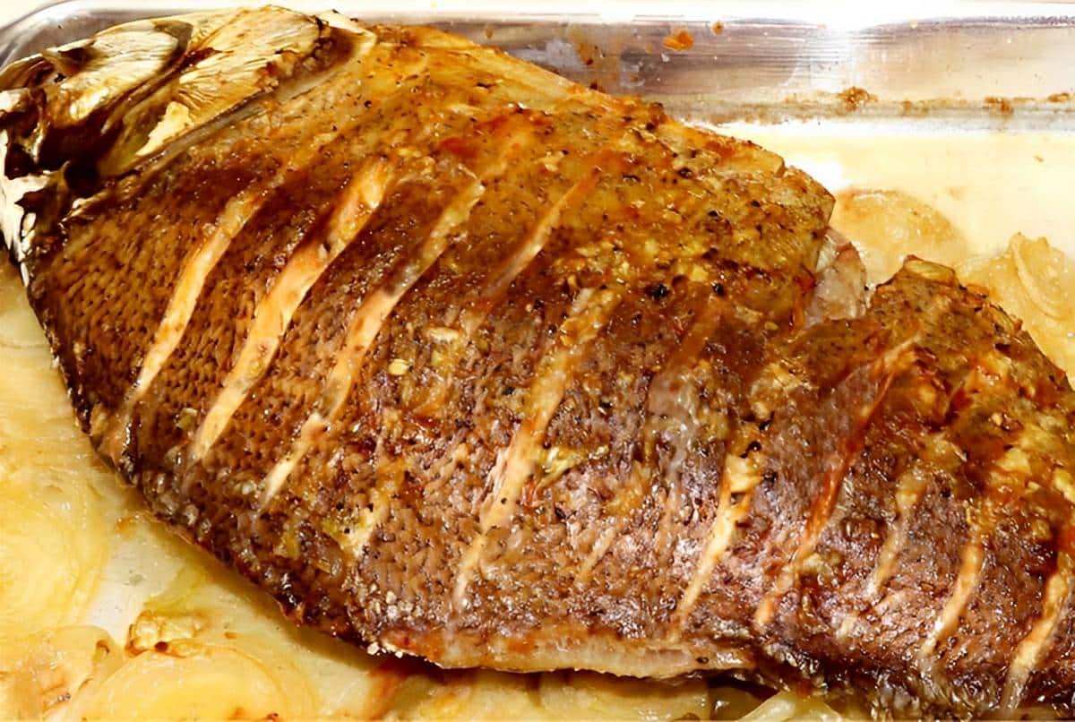 Peixe assado no forno inteiro bem temperadinho perfeito para o almoço de domingo