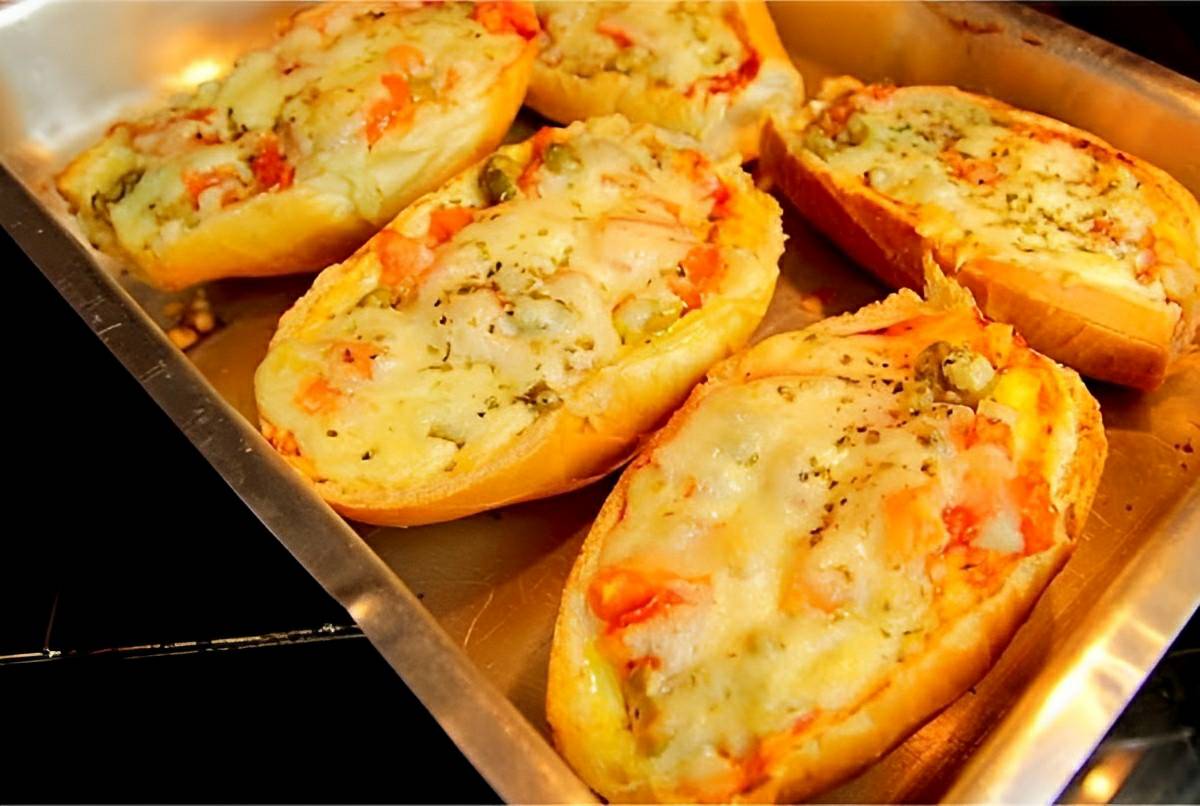 Pizza no pão velho fica uma delícia faço em casa toda semana e evito o desperdício