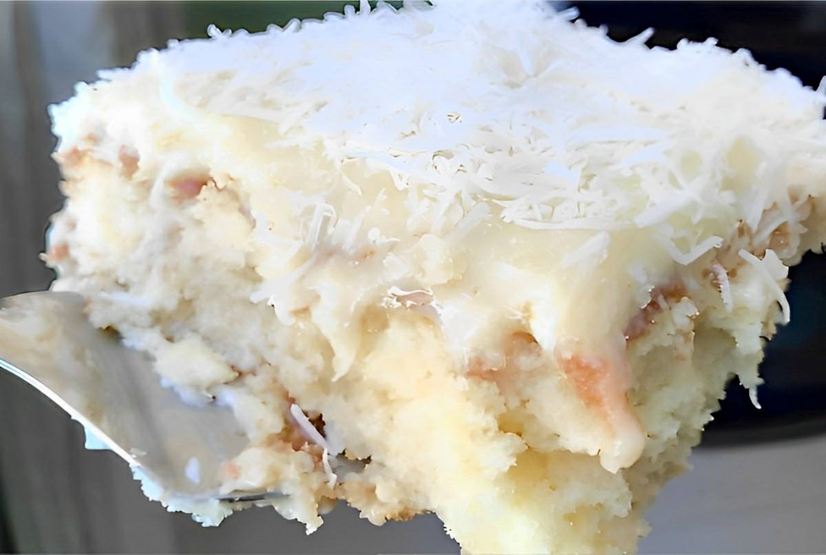 Bolo gelado de coco daqueles que fizeram sucesso nos anos 80 e 90 embrulhados em alumínio