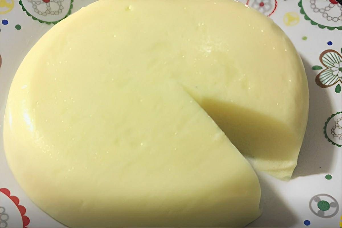 Requeijão de corte caseiro muito fácil basta cozinhar os ingredientes e levar à geladeira