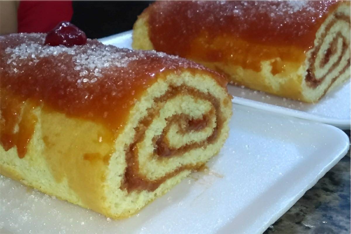 Rocambole de goiabada prático enrola muito fácil e fica uma delícia