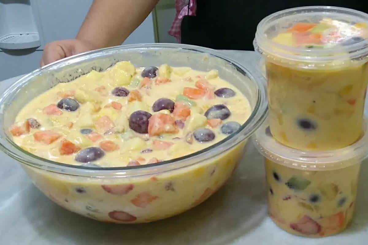 Salada de frutas deliciosa fácil e cremosa uma sobremesa perfeita para seu fim de ano