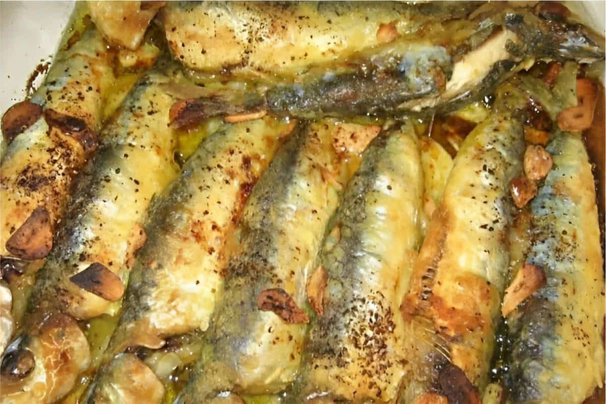 Sardinha assada no forno saborosa barata e rica em ômega 3 sua família vai adorar