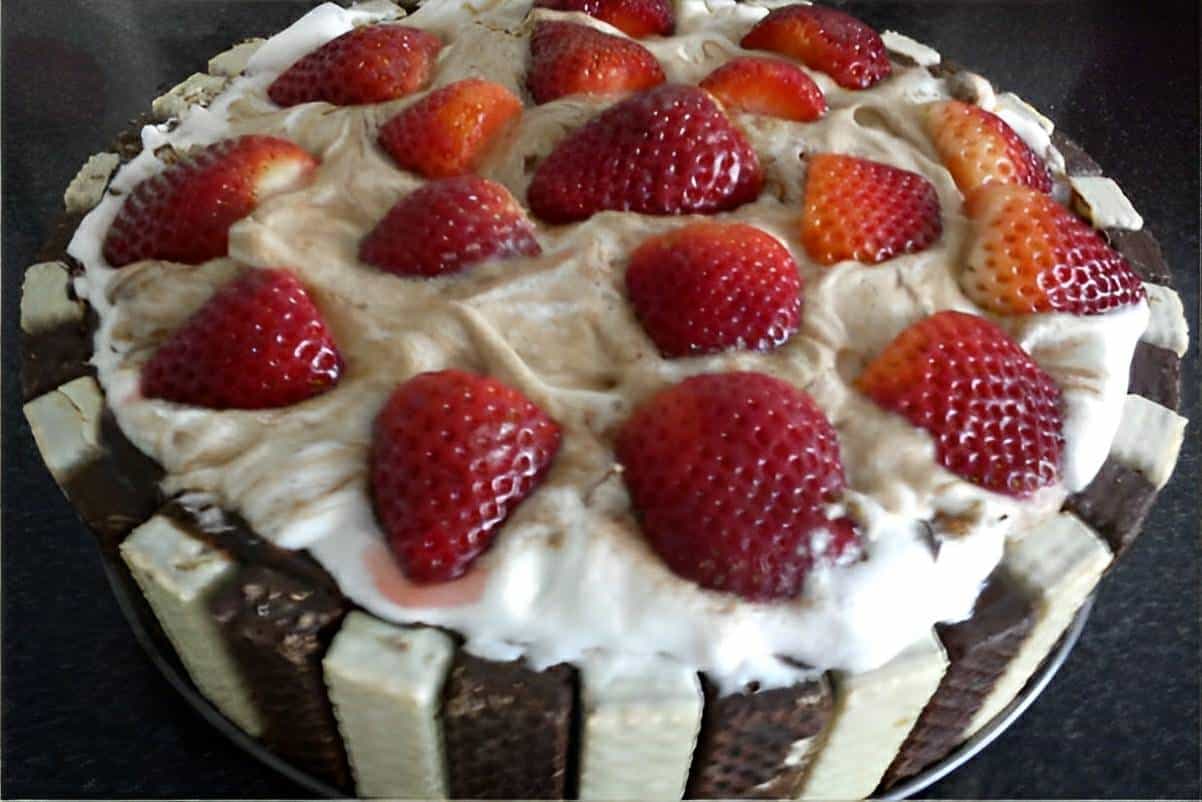 Torta de Bis com morangos uma sobremesa fácil que é a cara do natal