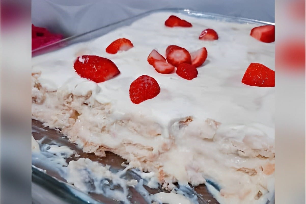 Torta de bolacha com morango ou pavê de morango uma sobremesa prática e fácil