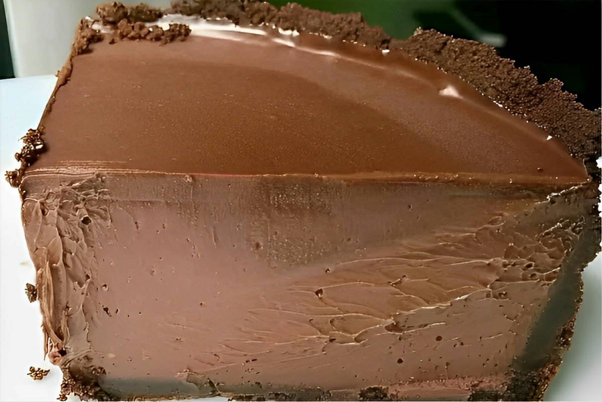 Torta de chocolate cremosa com massa e recheio de chocolate uma sobremesa maravilhosa