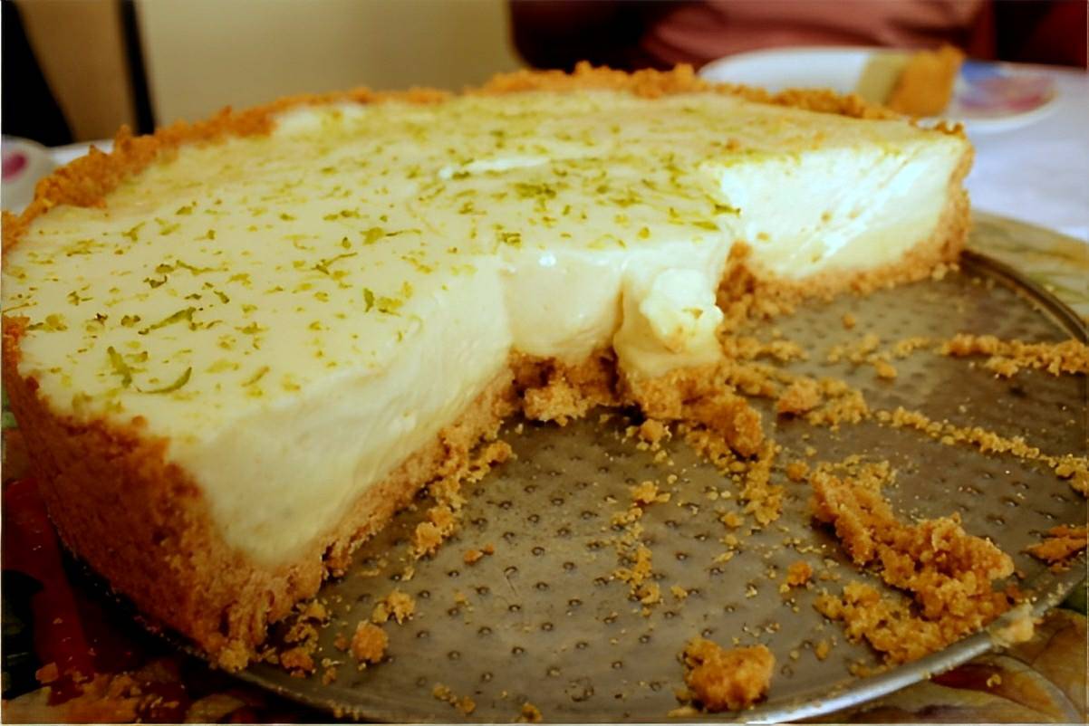 Torta de limão com massa de biscoito e recheio de mousse fica pronta em 20 minutos