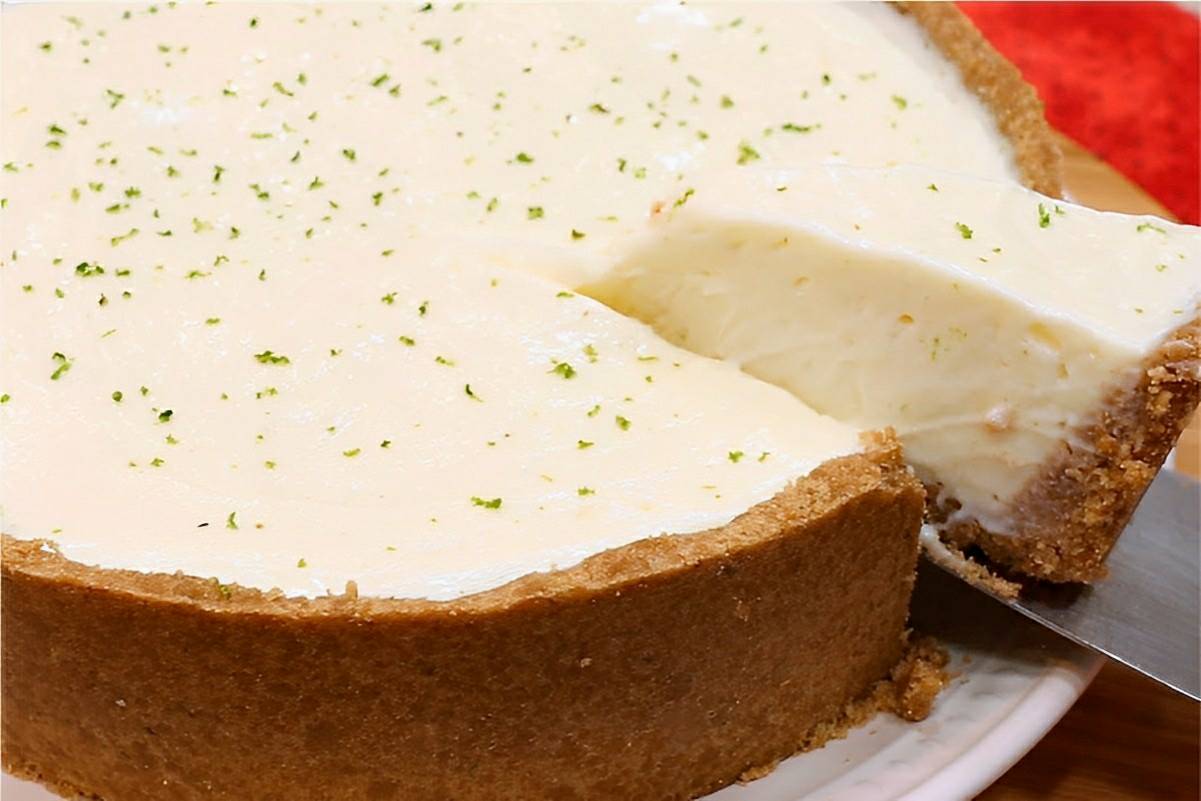 Torta de limão que não vai ao forno com massa de biscoito simples e fácil de preparar