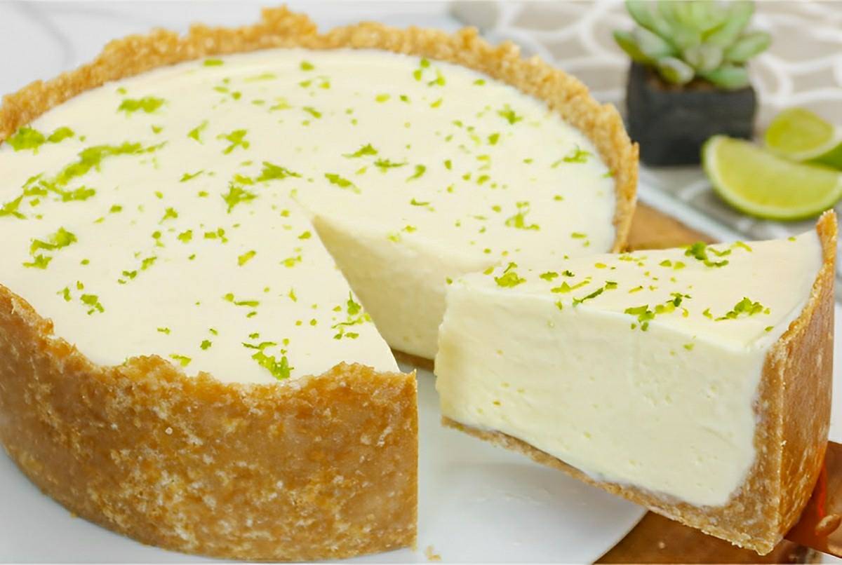 Torta de limão com recheio de mousse e raspas de limão uma sobremesa gelada para seu natal