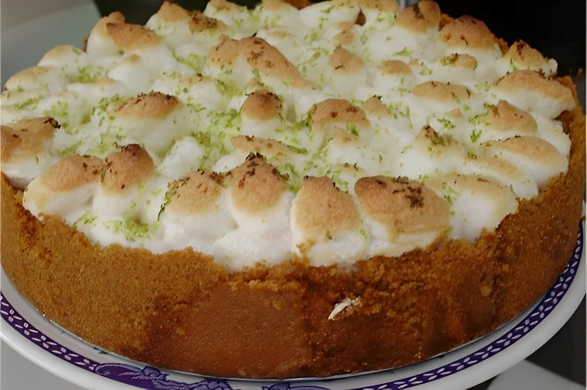 Torta de limão com mousse e merengue uma delícia para a sobremesa do fim de semana