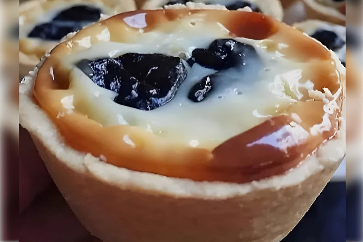 Tortinha de ameixa com massa que derrete na boca e recheio de leite condensado maravilhoso