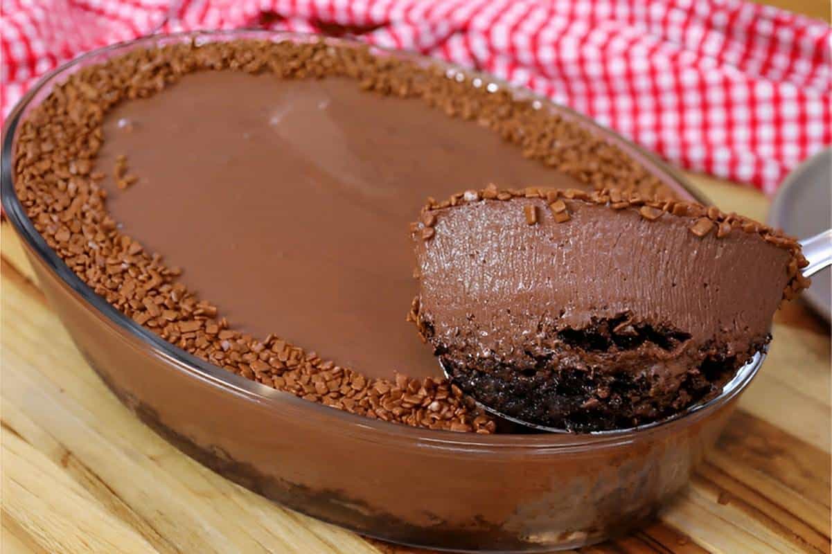 Bolo chocomousse na travessa uma explosão de sabores para ser servido como sobremesa