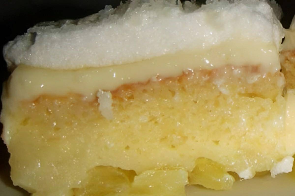 Bolo de abacaxi com coco bem cremoso e molhadinho para servir como sobremesa ou festa