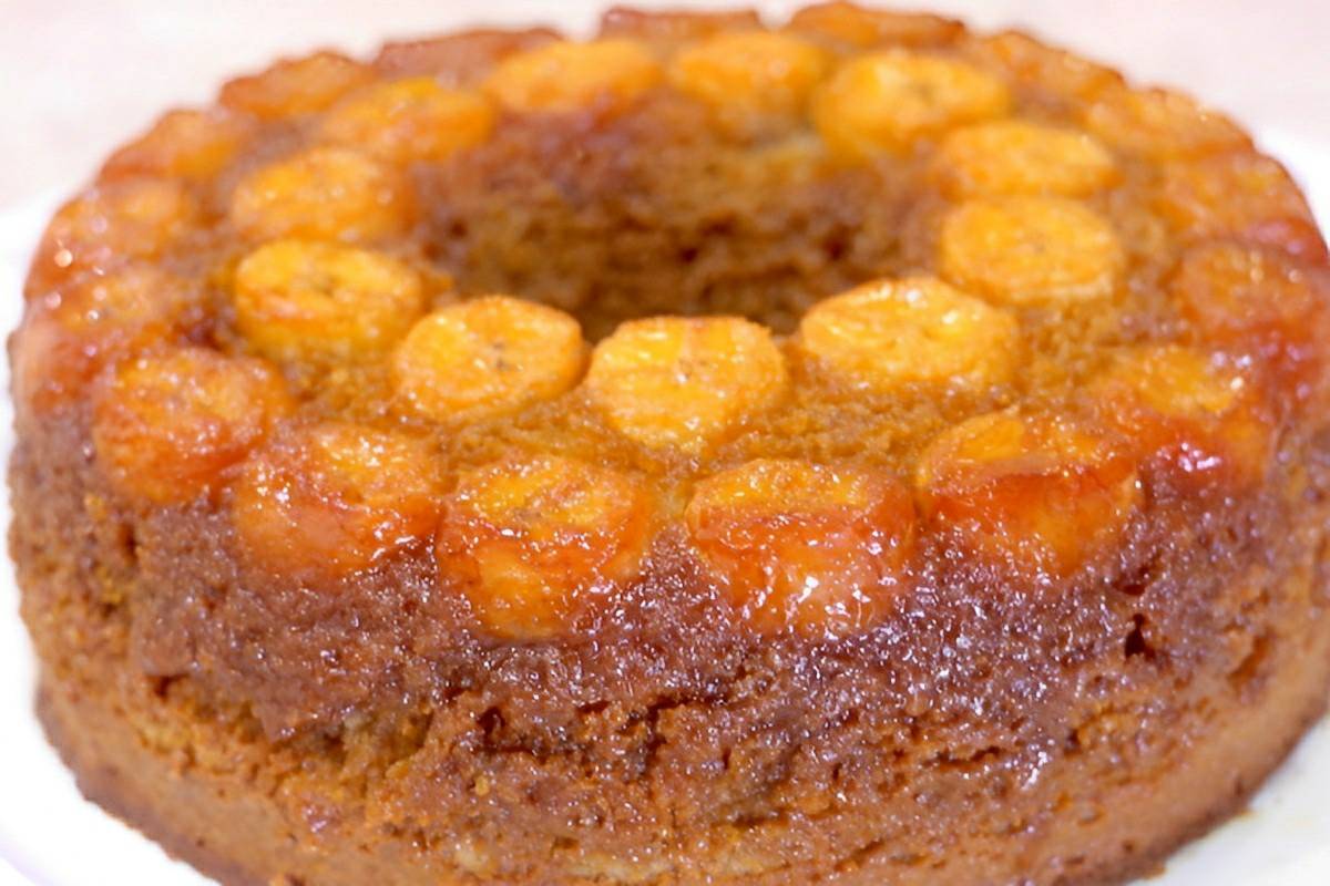 Bolo de banana invertido tão fácil que até quem não tem prática na cozinha consegue fazer