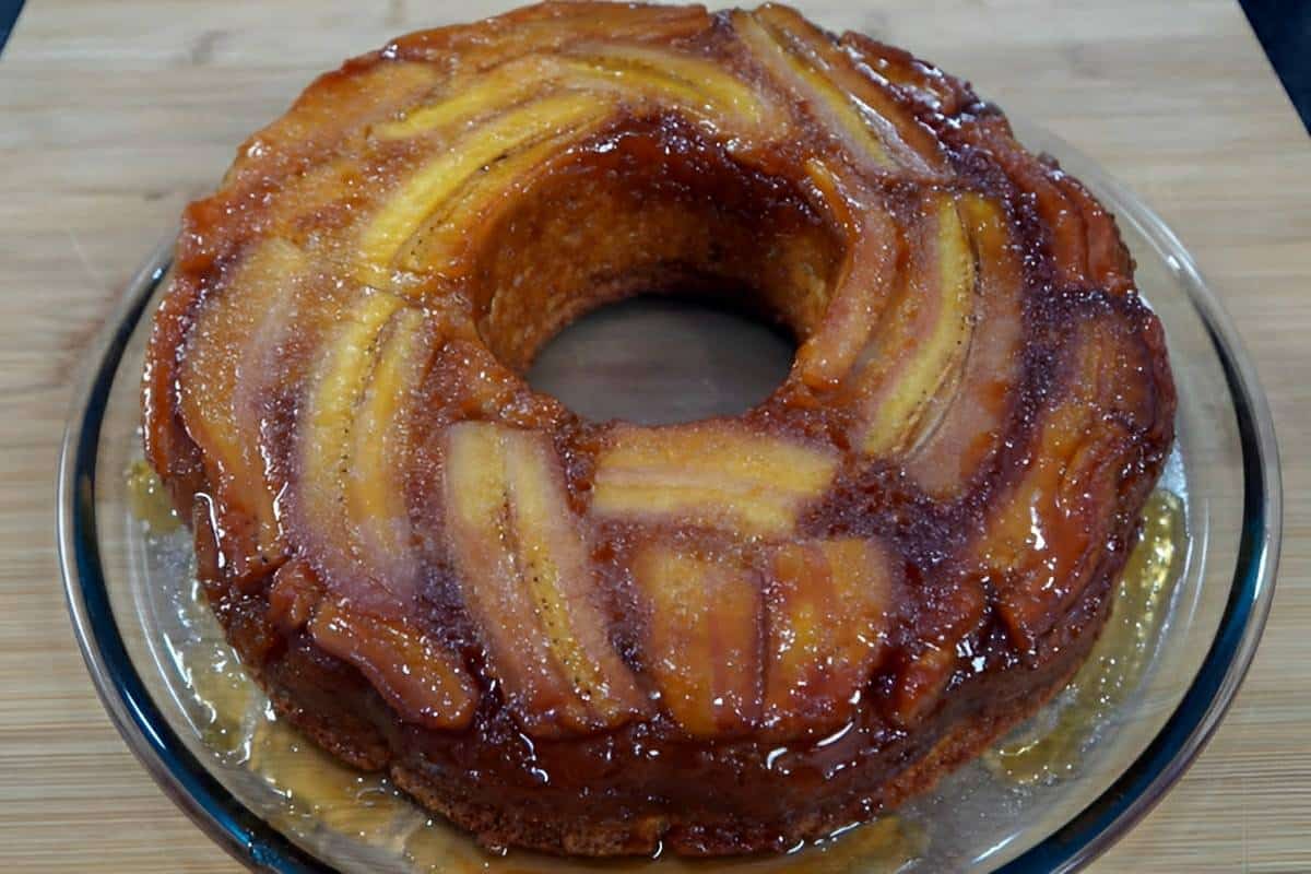 Bolo de banana caramelada tão fácil de fazer que até quem não sabe cozinhar consegue preparar