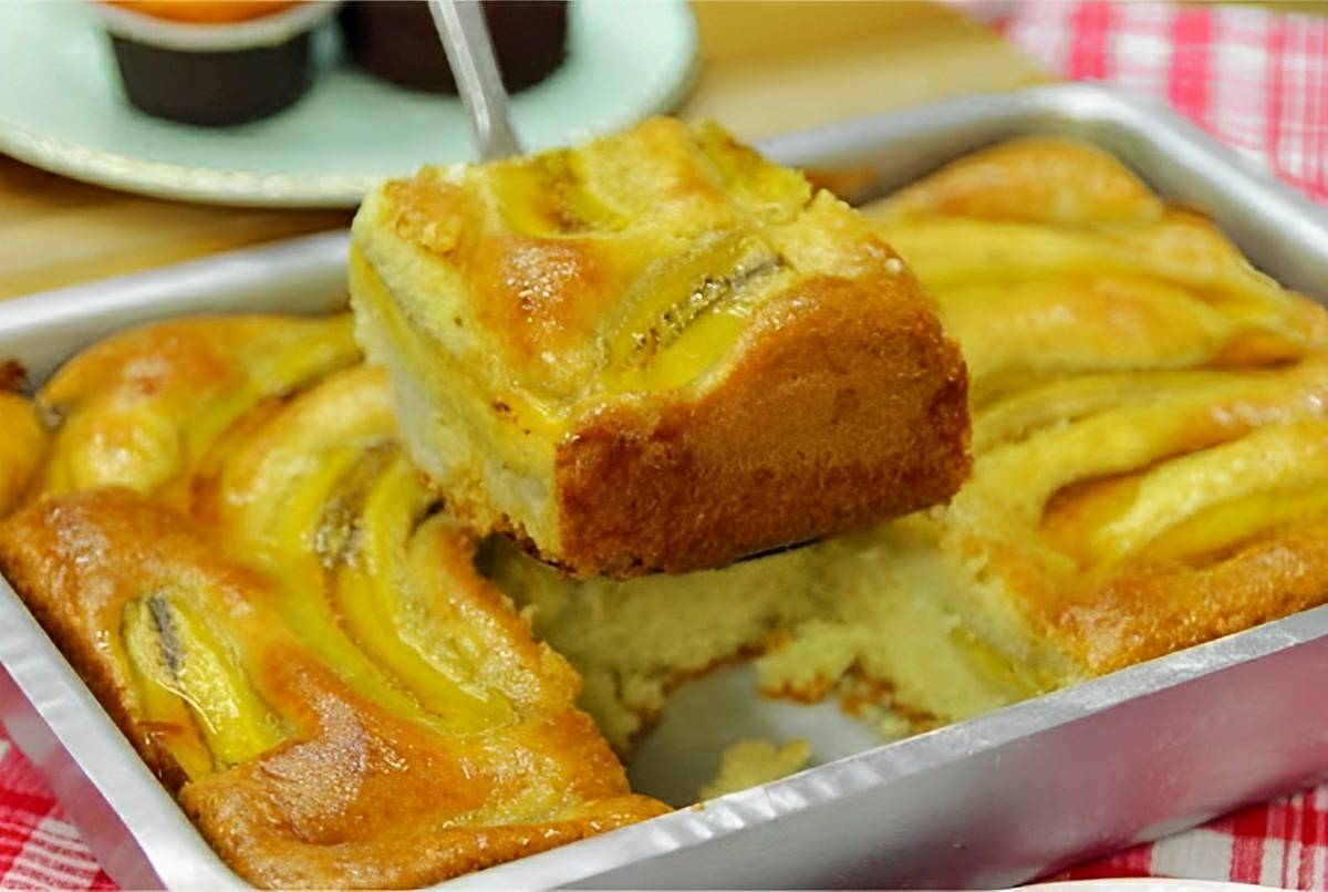 Bolo de banana caramelada tão simples que até criança consegue fazer e fica uma delícia