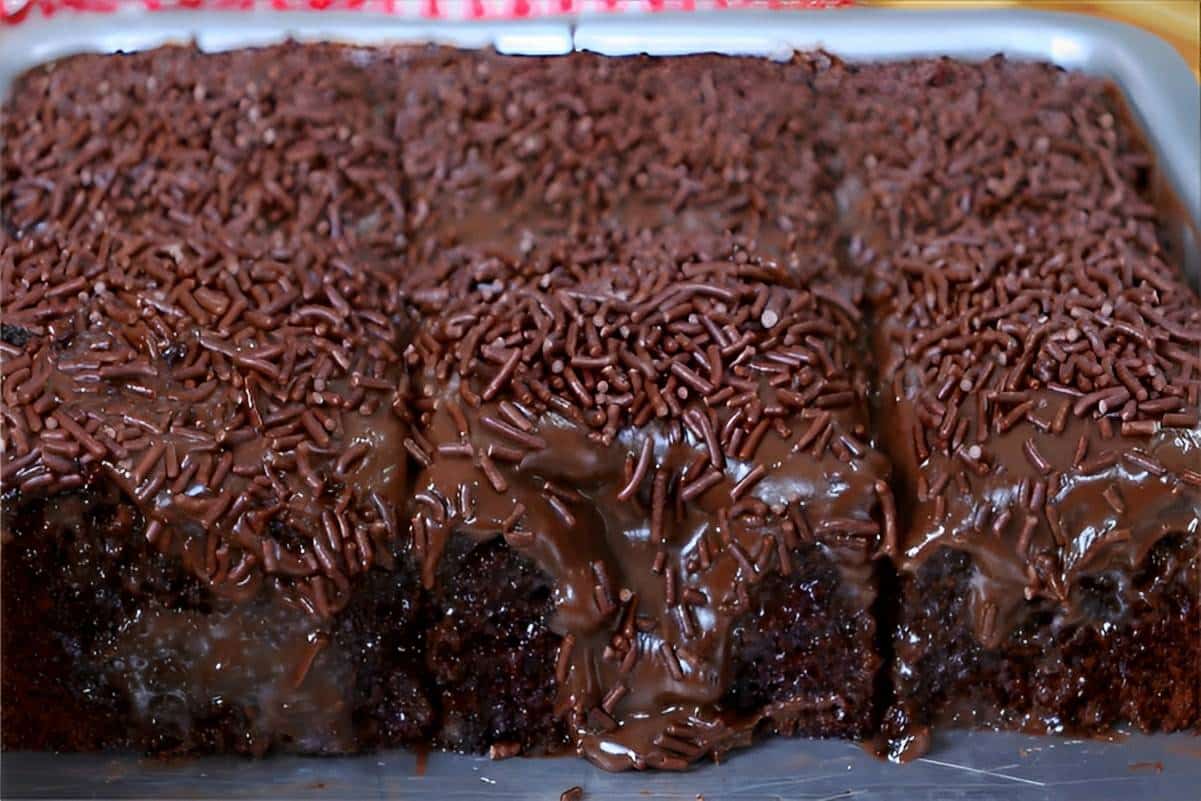 Bolo de chocolate rápido pra comer na forma bem simples de fazer e fica uma delícia