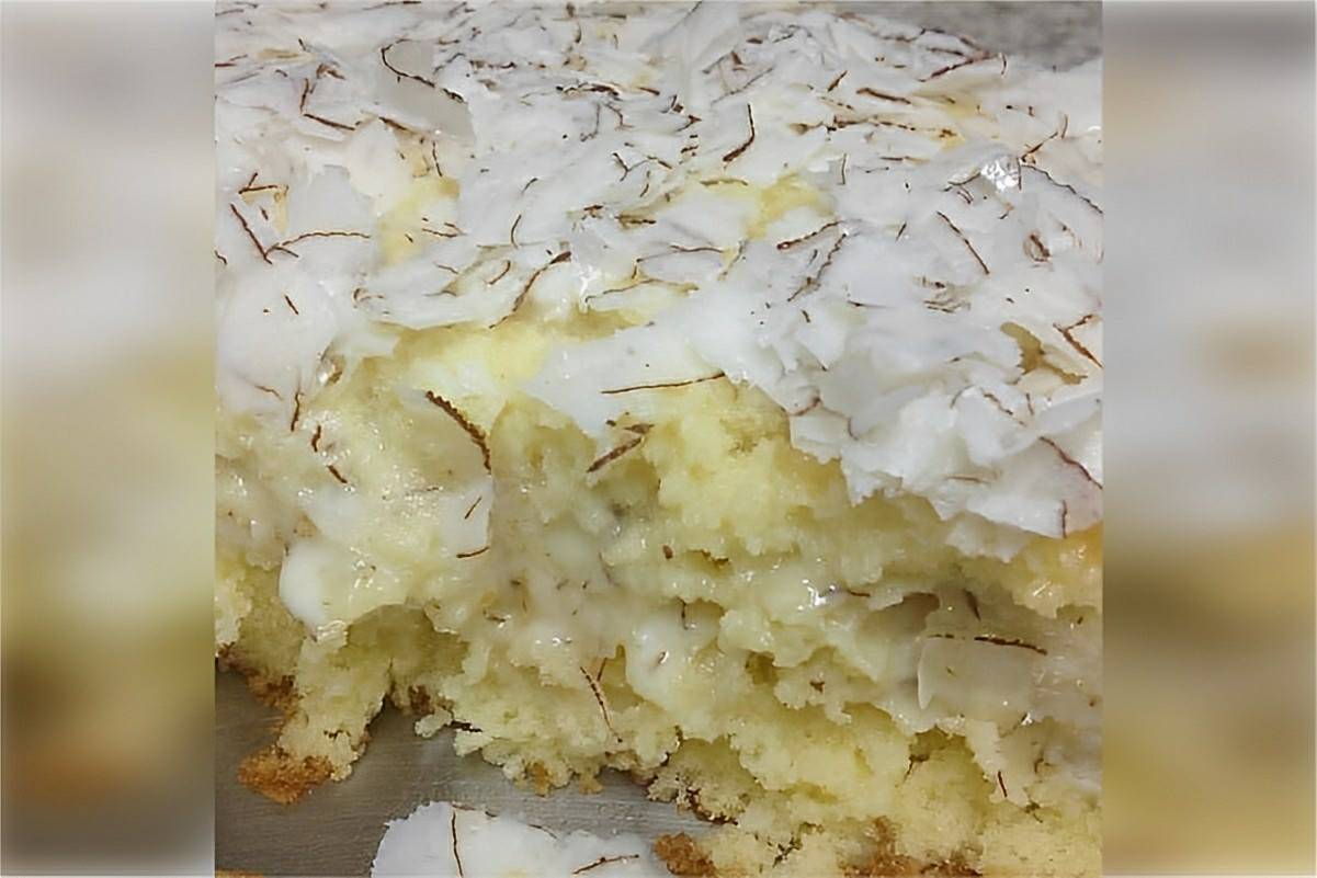 Bolo de coco gelado daqueles de embrulhar em papel alumínio com cobertura deliciosa