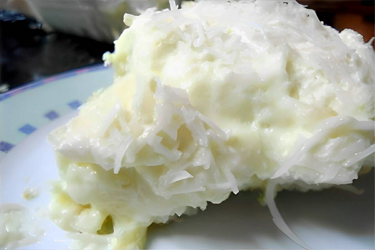Bolo de coco molhadinho pra comer gelado uma delícia para servir como lanche ou sobremesa