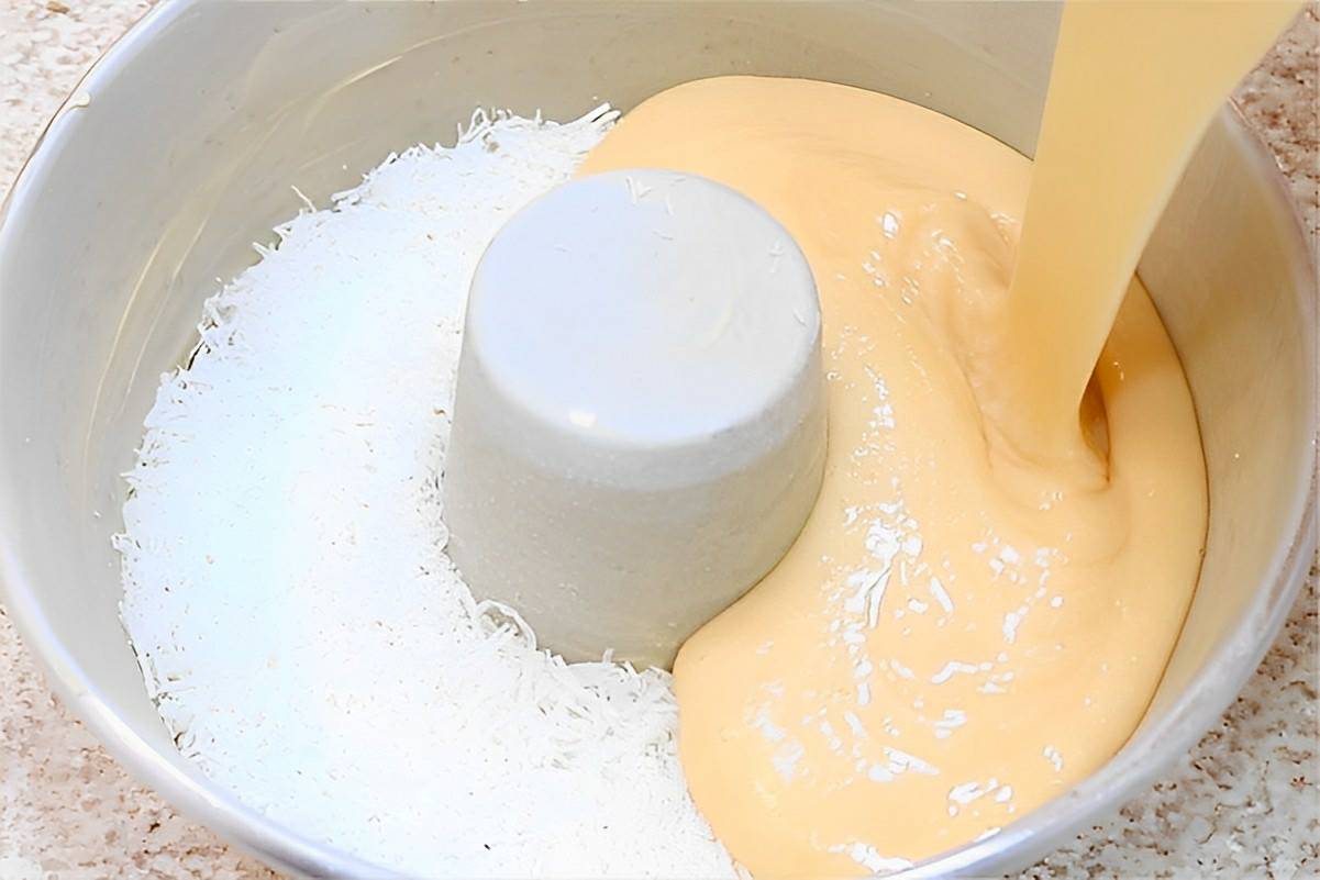 Bolo de coco prático fica bem fofinho e é uma delícia perfeito para seu lanche da tarde