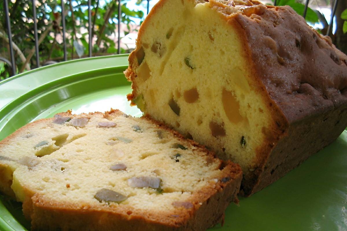 Bolo de frutas cristalizadas ou bolo de natal delicioso e perfeito para servir esse final de ano