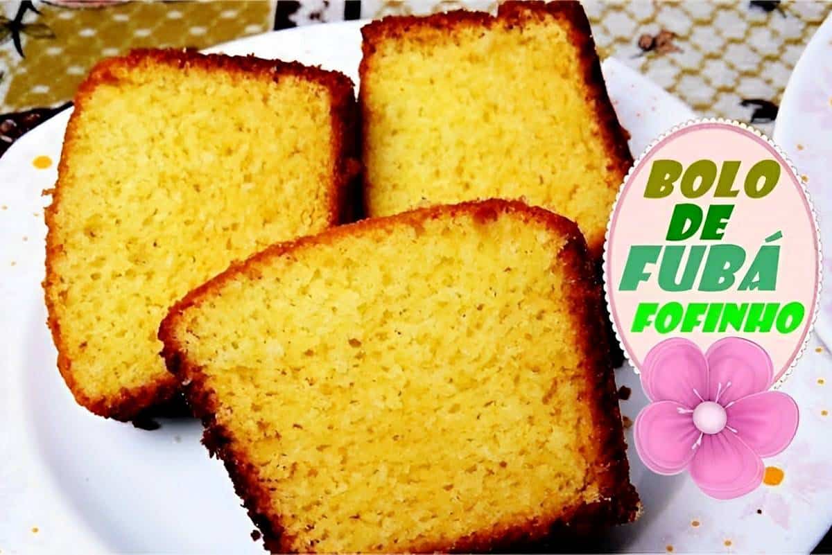 Bolo de fubá simples e fofinho feito com ingredientes simples que você tem em casa