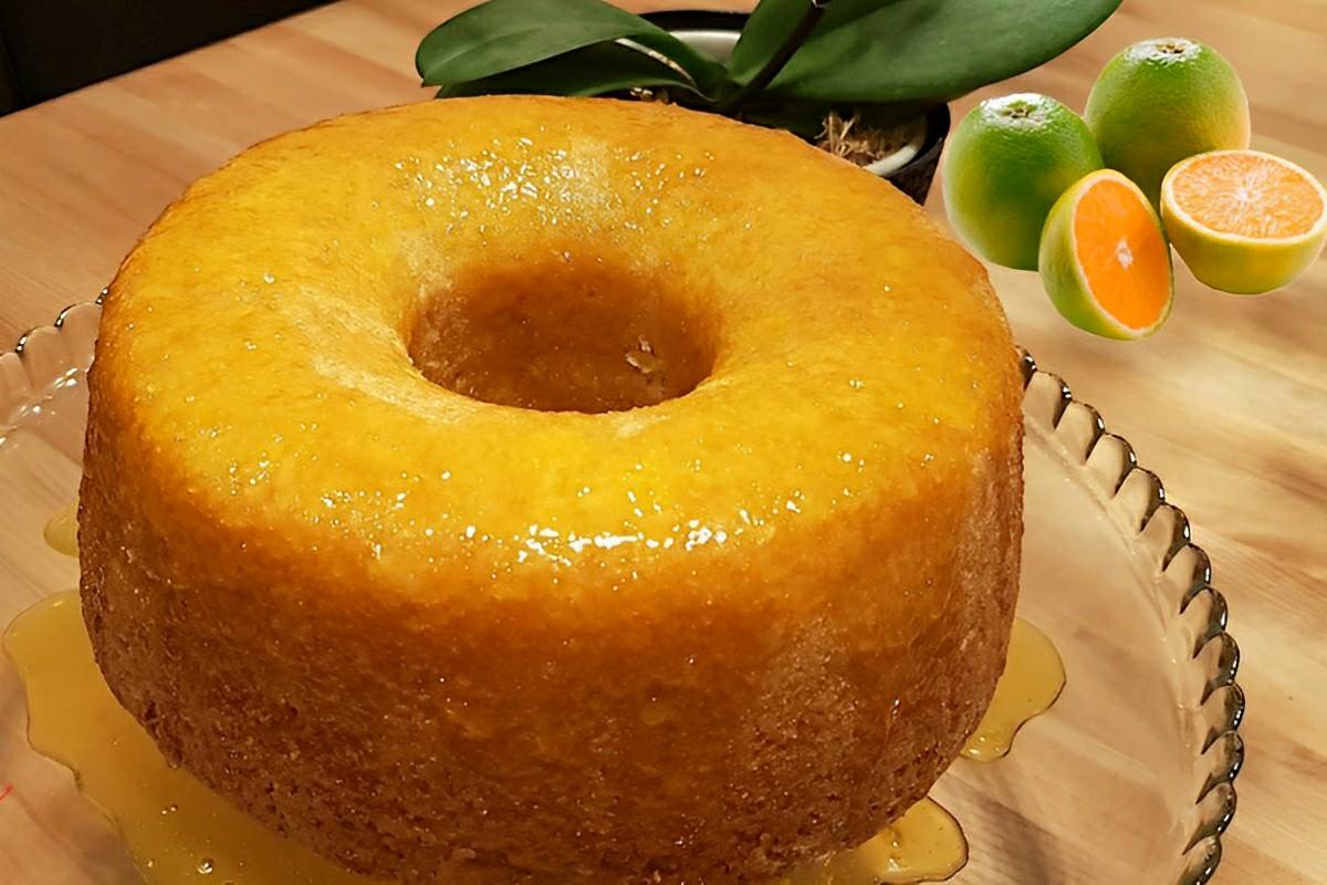 Bolo de laranja de liquidificador com calda é só bater os ingredientes e levar ao forno