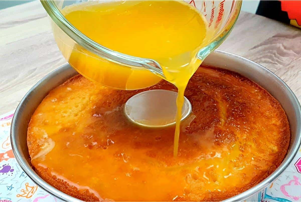 Bolo de laranja bem molhadinho com cobertura de suco de laranja prático e delicioso