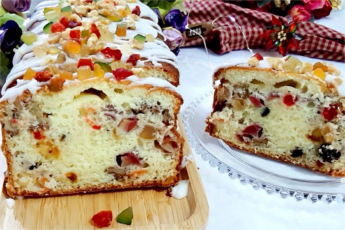 Bolo de natal com frutas bem recheado uma delícia que toda família vai amar