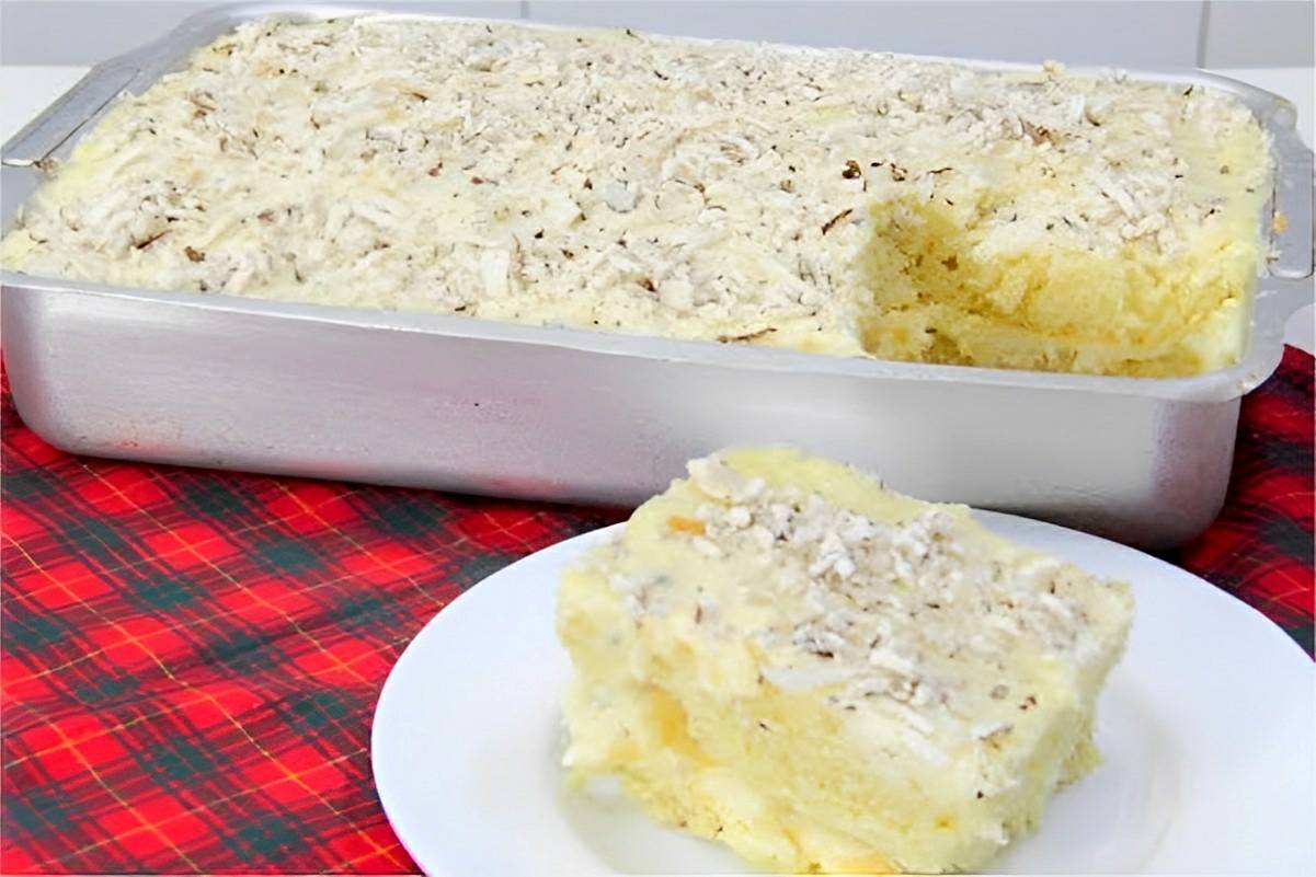 Bolo gelado de abacaxi com coco uma delícia para servir como lanche festa ou sobremesa