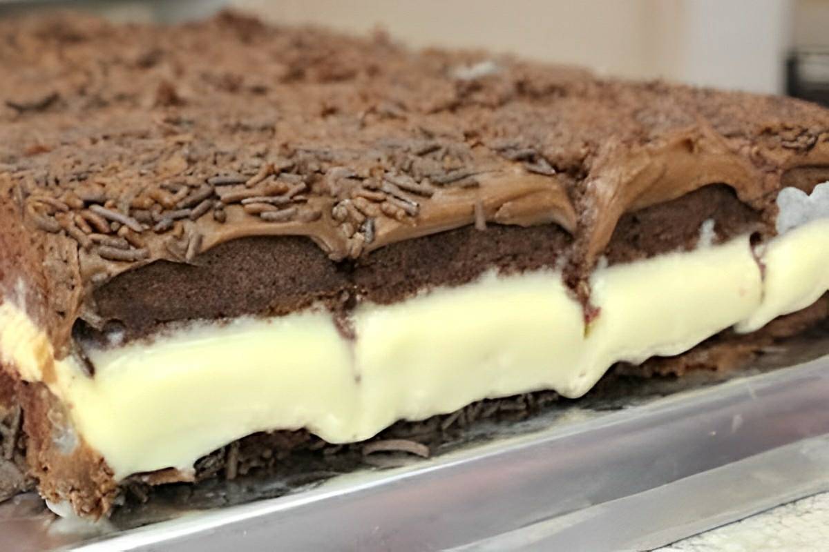 Bolo gelado de chocolate com cobertura para cortar e servir embrulhado no papel alumínio