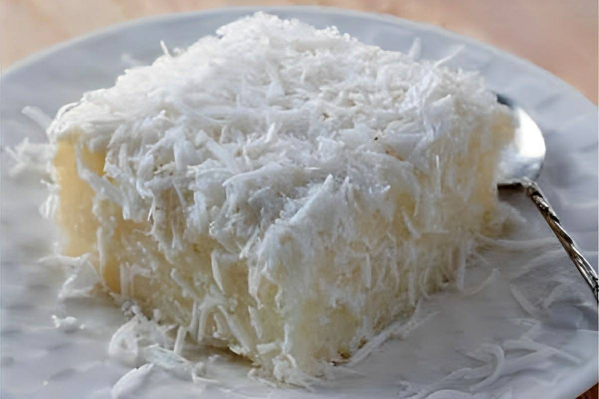 Bolo gelado de coco molhadinho pra servir como sobremesa festa ou lanche
