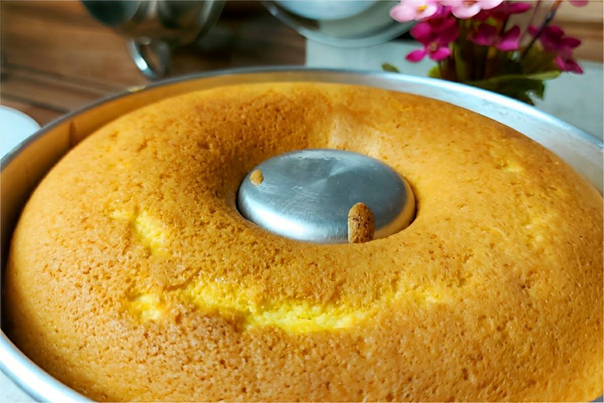 Bolo simples da vovó feito com apenas 2 ovos e fica uma delícia para o seu café ou lanche