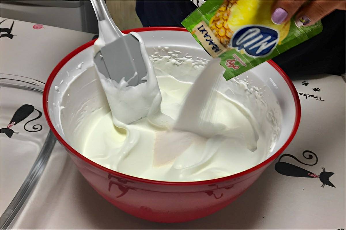 Coloquei suco em pó no creme de leite e o resultado foi uma sobremesa de abacaxi deliciosa