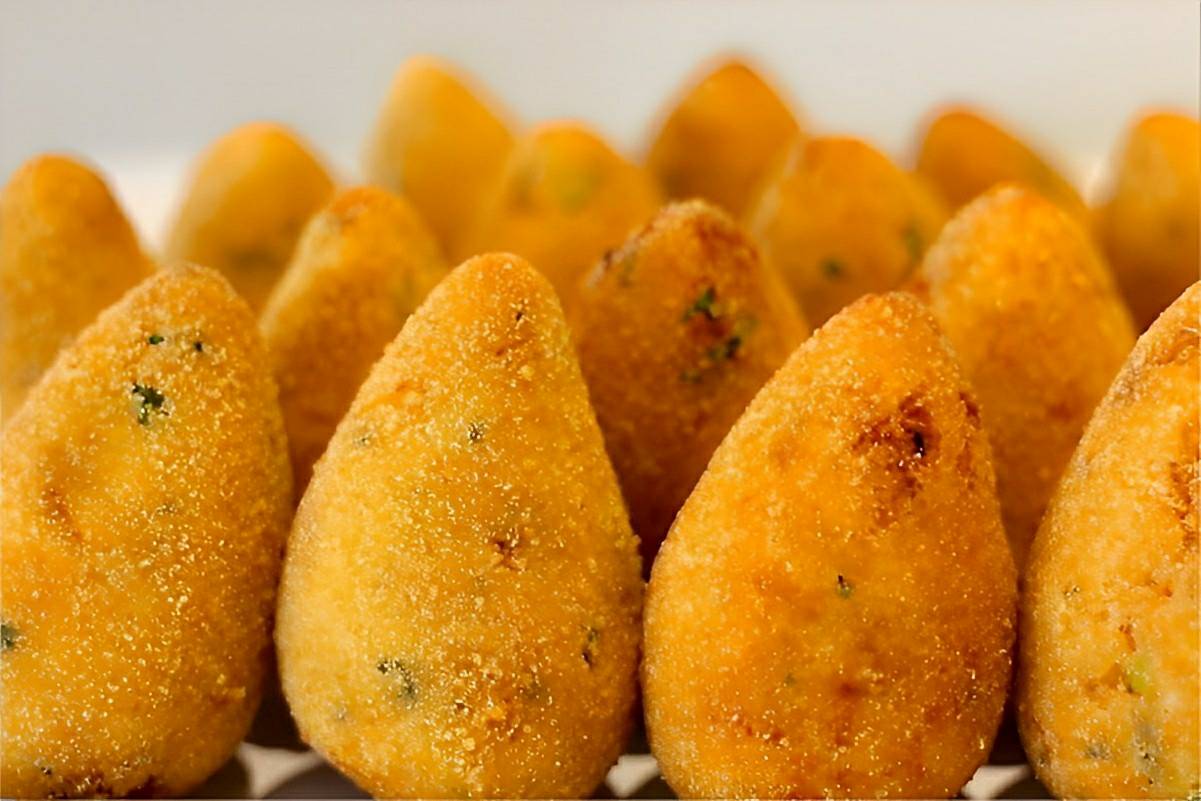 Coxinha sem massa a coxinha mais fácil do mundo é só modelar o recheio empanar e fritar
