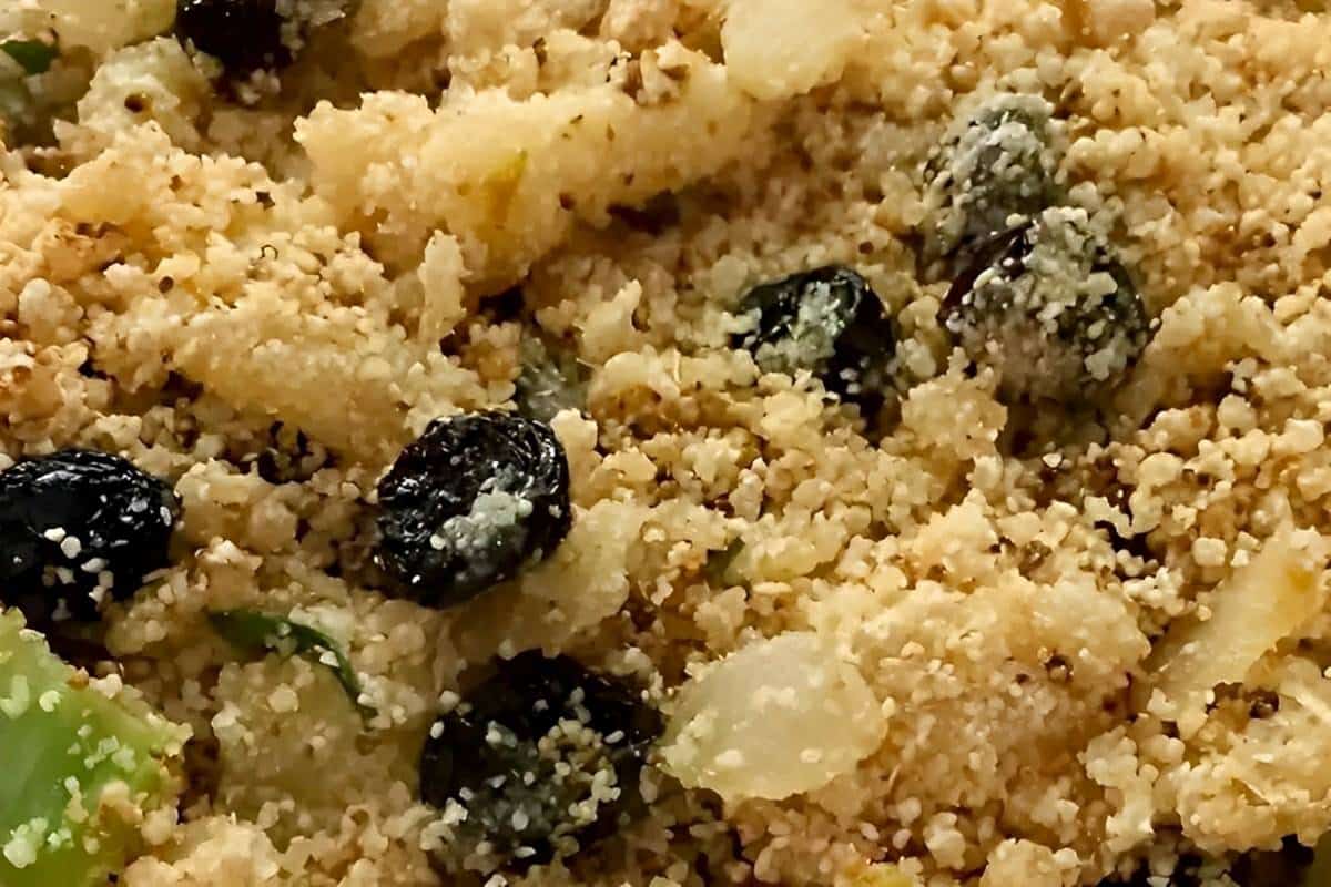 Farofa natalina com abacaxi e passas uma delícia para servir com aves e carnes