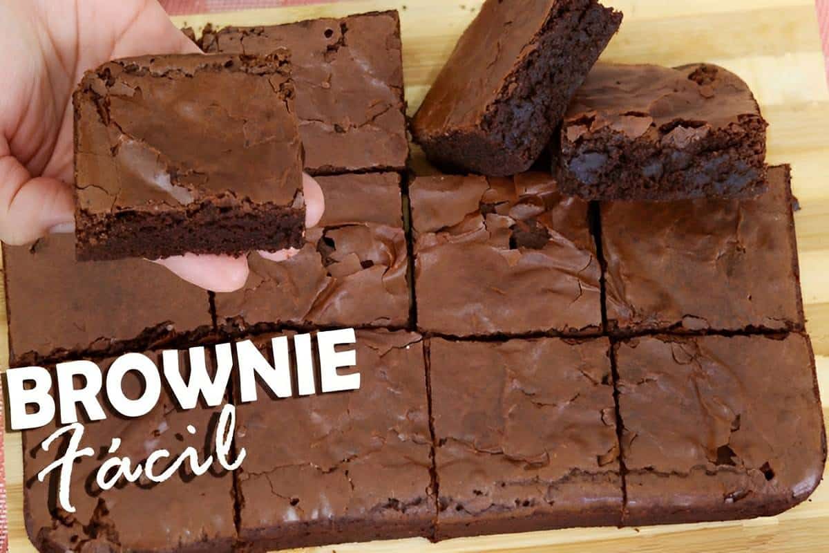 O brownie de chocolate mais fácil do mundo feito com ingredientes que você tem no armário