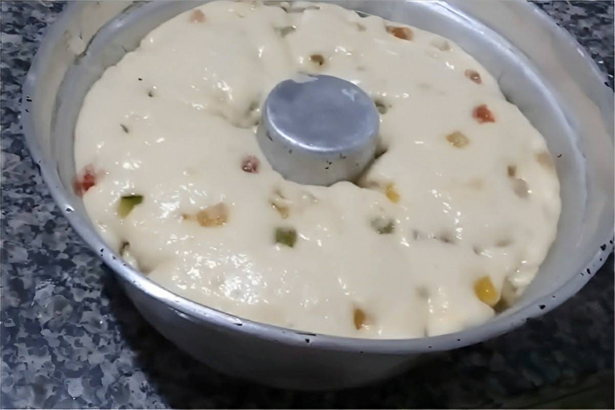 Panetone de liquidificador feito na forma de pudim muito fácil e sua família vai adorar