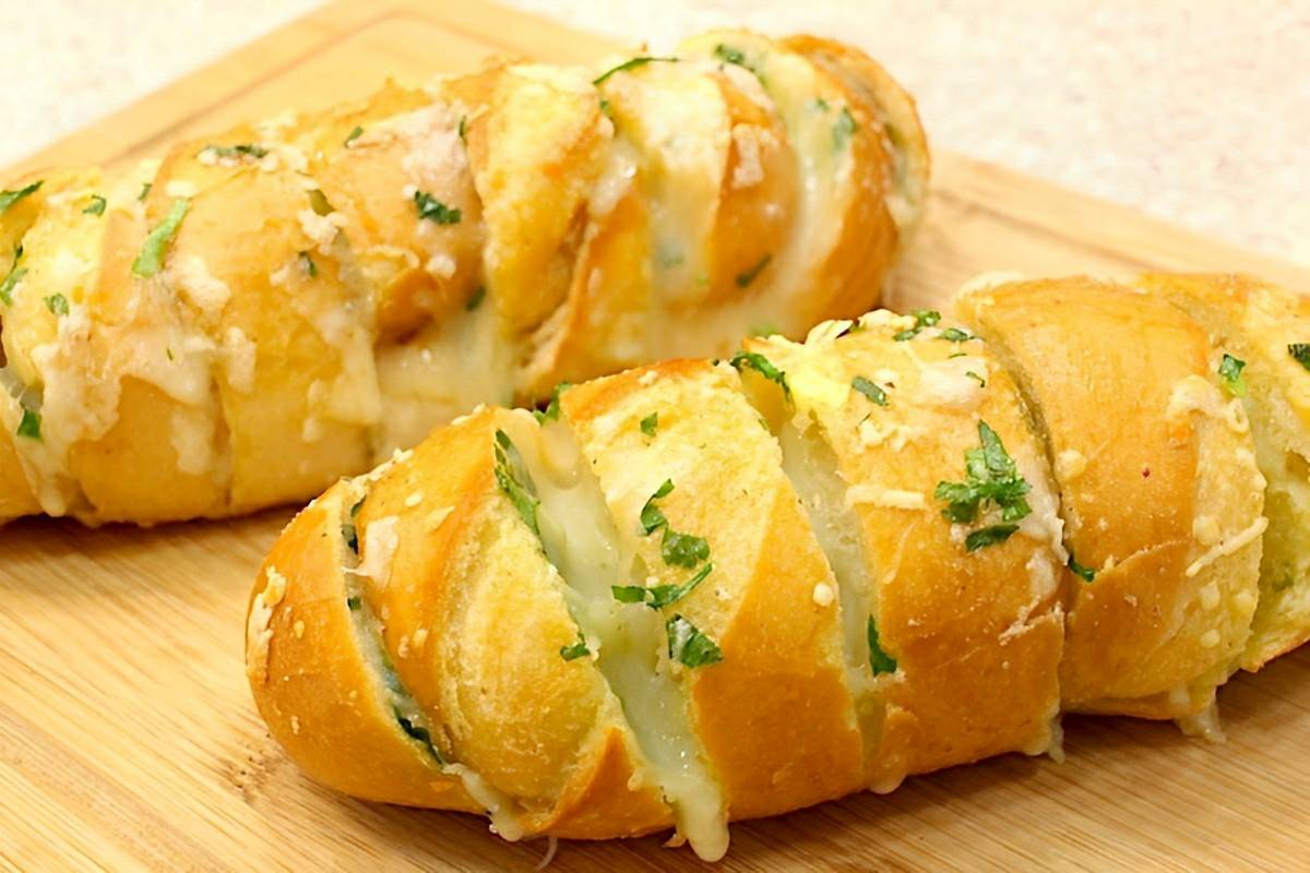 Pão de alho caseiro feito com pão francês o melhor pão de alho de todos os tempos