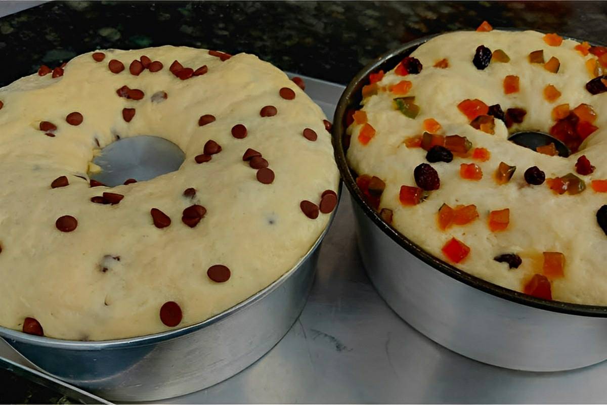 Rosca natalina fácil que não precisa sovar com frutas ou gotas de chocolate