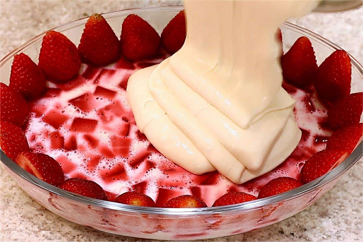 Sobremesa de morango para o natal com creme e morangos frescos simples e rápida de preparar