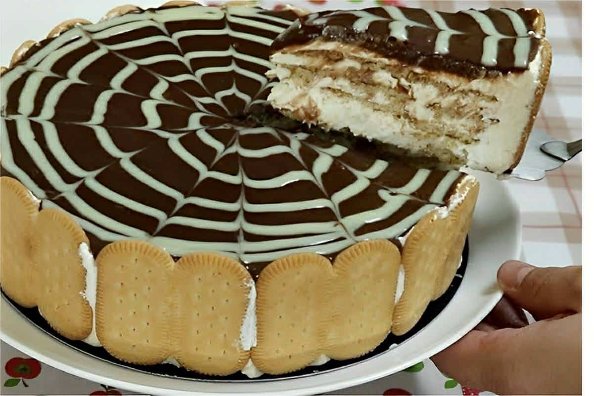Torta alemã tradicional com recheio de manteiga e sem chantilly perfeita para o seu natal