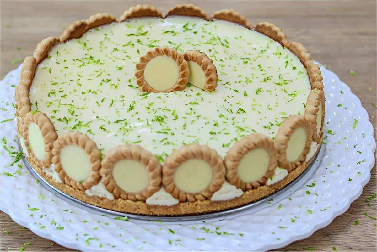 Torta de limão fácil e econômica decorada com biscoito tortinhas perfeita para o seu natal