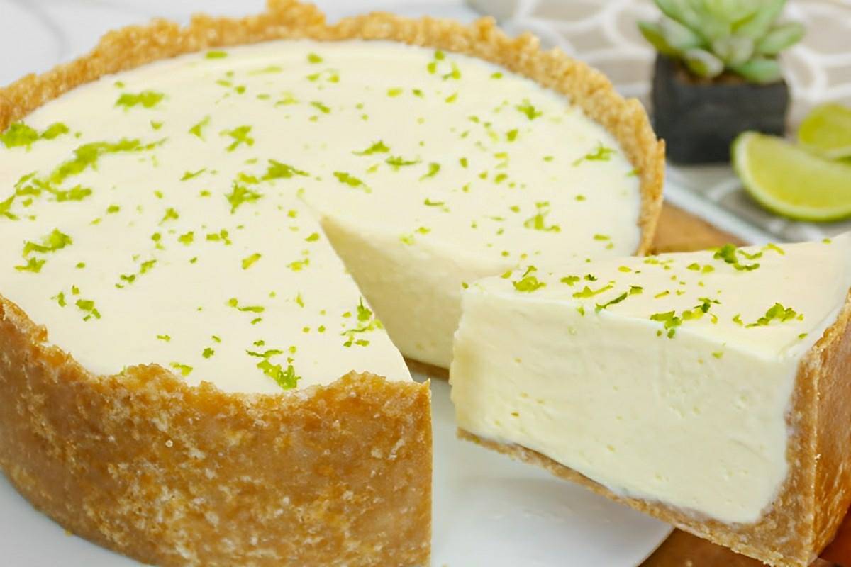 Torta de limão sem gelatina com massa de biscoito simples e prática de preparar