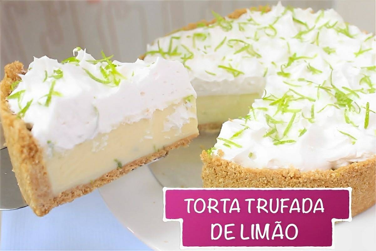 Torta trufada de limão com recheio de creme com chocolate branco para servir no seu natal